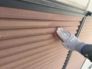 横浜市西区A様邸雨戸塗装前ケレン