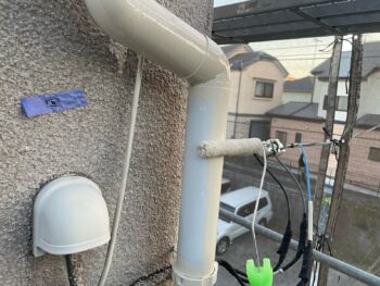 横浜市戸塚区I様竪樋塗装上塗り1回目