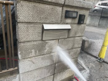 横浜市西区A様邸外壁塗装前塀高圧洗浄