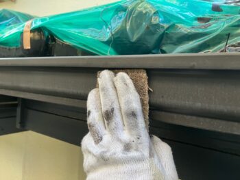 横浜市栄区K様邸軒樋塗装前ケレン