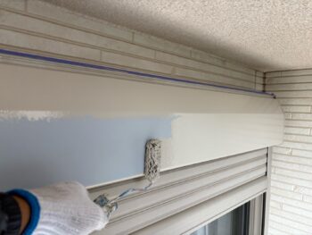 横浜市旭区F様邸シャッターボックス塗装上塗り1回目