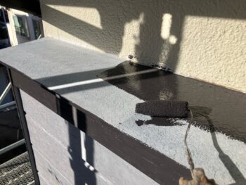横浜市栄区K様邸霧除け庇塗装上塗り1回目