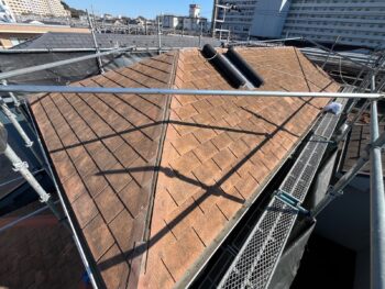 横浜市栄区I様邸Tルーフ屋根カバー工法前棟換気・雪止め解体作業