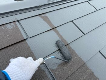 横浜市旭区F様邸グランセラベスト２液ファイン屋根塗装上塗り１回目