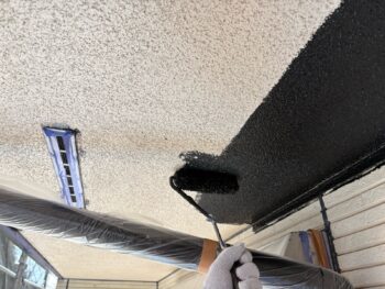 横浜市旭区F様邸軒天塗装上塗り1回目