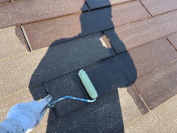 横浜市旭区F様邸グランセラベスト２液ファイン屋根塗装下塗り１回目