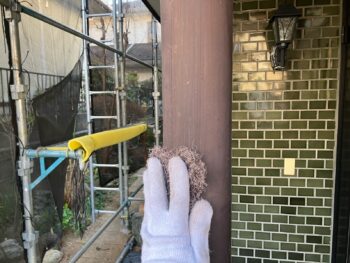 横浜市栄区K様邸玄関支柱塗装前ケレン