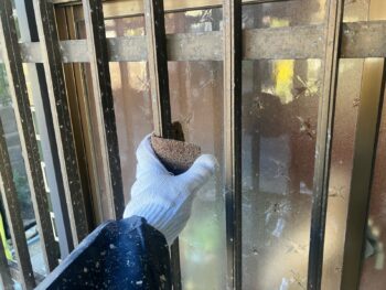 横浜市栄区K様邸木枠塗装前ケレン