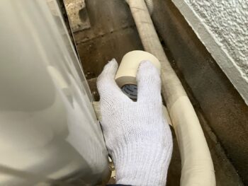 横浜市栄区K様邸外壁塗装後エアコン配管テープ巻き戻し