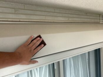 横浜市旭区F様邸シャッターボックス塗装前ケレン