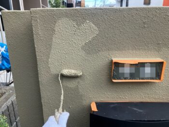 横浜市戸塚区I様邸門柱塗装上塗り2回目