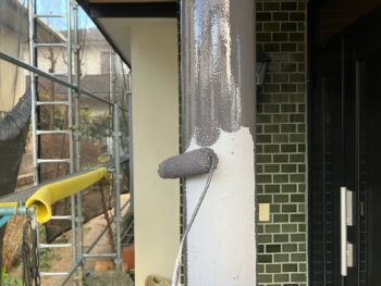 横浜市栄区K様邸玄関支柱塗装上塗り1回目