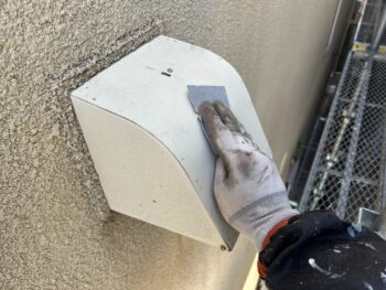 横浜市栄区I様邸換気フード塗装前ケレン