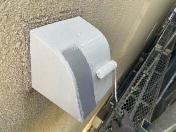 横浜市栄区I様邸換気フード塗装上塗り1回目