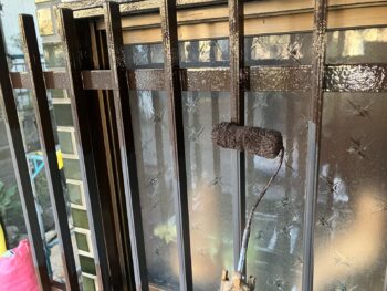 横浜市栄区K様邸木枠塗装上塗り2回目