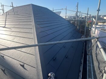 横浜市鶴見区S様邸スーパーガルテクト屋根カバー工法施工後