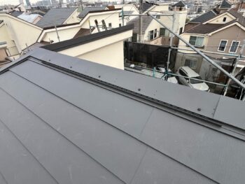 横浜市鶴見区S様邸スーパーガルテクト屋根カバー工法棟換気取り付け