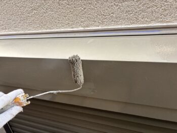 横浜市鶴見区S様邸シャッターボックス塗装上塗り2回目