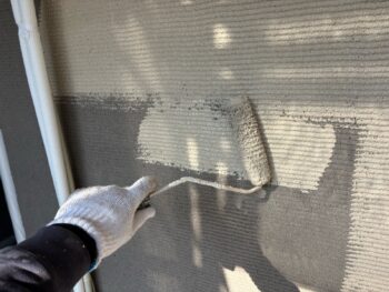 横浜市鶴見区S様邸グランセラトップ1液水性外壁塗装上塗り1回目