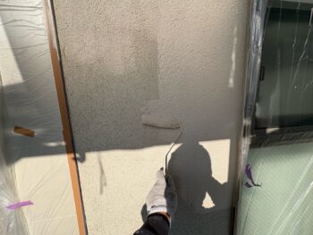 横浜市鶴見区S様邸グランセラトップ1液水性外壁塗装上塗り1回目