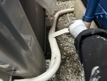 横浜市中区M様邸エアコン配管テープ巻き戻し