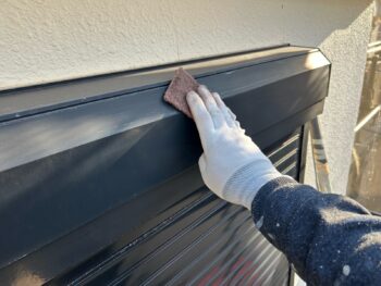 横浜市中区M様邸シャッターボックス塗装前ケレン