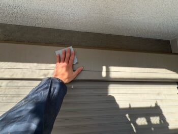横浜市鶴見区S様邸シャッターボックス塗装前ケレン