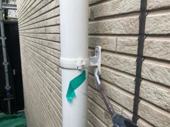 横浜市磯子区M様邸竪樋塗装前支柱金物錆止め