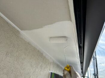 横浜市戸塚区M様邸軒天塗装上塗り1回目