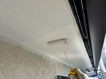 横浜市戸塚区M様邸軒天塗装上塗り2回目