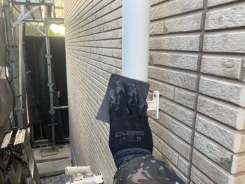 横浜市磯子区M様邸竪樋塗装前ケレン