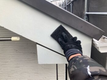 横浜市磯子区M様邸破風塗装前ケレン