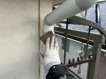 横浜市戸塚区M様邸竪樋塗装前ケレン
