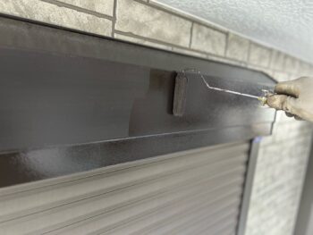 横浜市戸塚区M様邸シャッターボックス塗装上塗り2回目