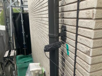 横浜市磯子区M様邸竪樋塗装上塗り2回目