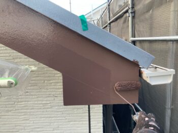 横浜市磯子区M様邸破風塗装上塗り2回目