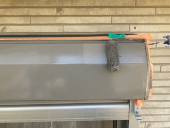 横浜市磯子区M様邸シャッターボックス塗装上塗り2回目