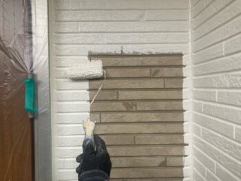 横浜市磯子区M様邸グランセラトップ1液水性外壁塗装上塗り1回目