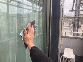 横浜市栄区H様邸パーフェクトトップSi外壁塗装施工後窓清掃
