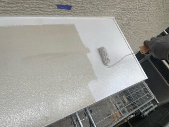 横浜市栄区W様邸勝手口庇塗装上塗り1回目