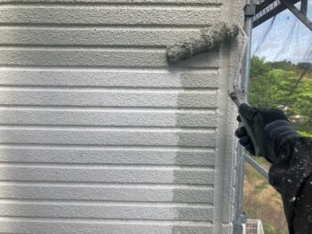 横浜市栄区H様邸パーフェクトトップSi外壁塗装上塗り1回目