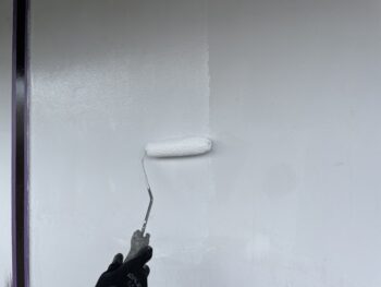 横浜市港南区T様邸パーフェクトトップSi外壁塗装下塗り