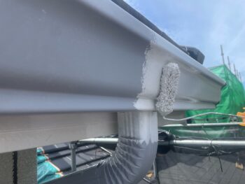横浜市栄区W様邸軒樋塗装上塗り1回目