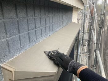 横浜市栄区H様邸出窓天端塗装前ケレン