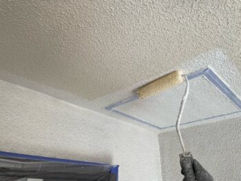 横浜市港南区H様邸軒天塗装下塗り