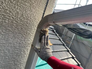 横浜市栄区W様邸竪樋塗装前ケレン