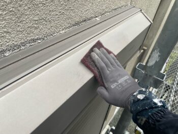 横浜市港南区H様邸シャッターボックス塗装前ケレン