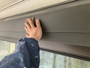横浜市保土ヶ谷区D様邸シャッターボックス塗装前ケレン