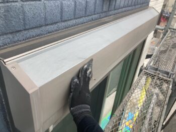 横浜市栄区H様邸シャッターボックス塗装前ケレン