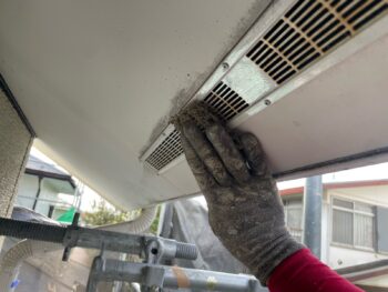 横浜市栄区W様邸軒天換気口塗装前ケレン